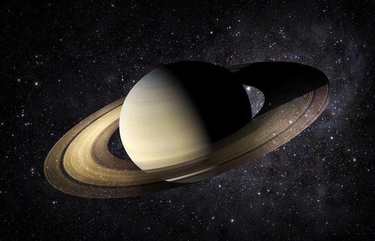 Satürn’ün halkalarına düşen gölgesi kısalıyor