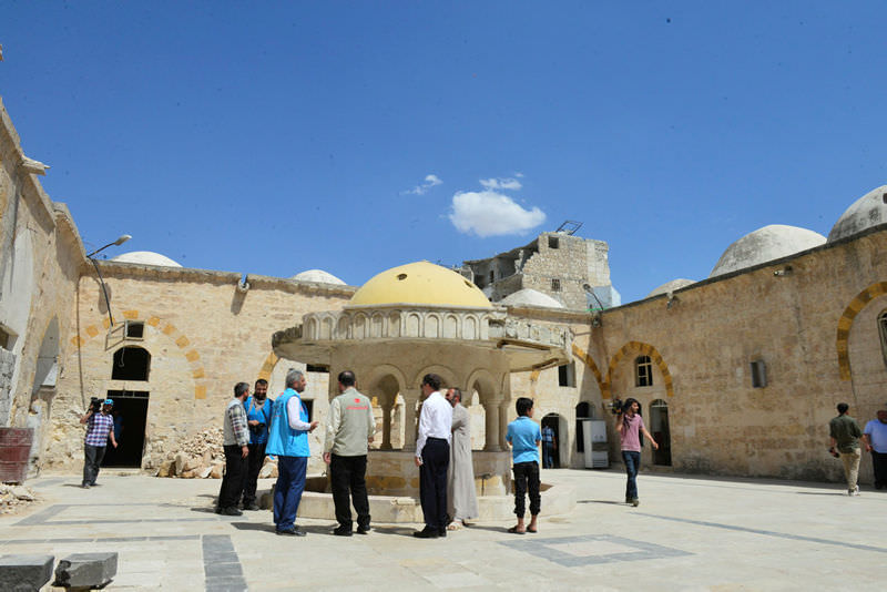 Suriye’de teröristlerin yıktığı camileri Türkiye onarıyor