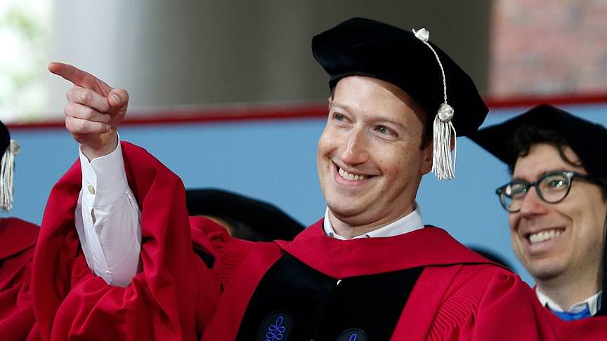 Zuckerberg Harvard diplomasını 13 yıl sonra aldı