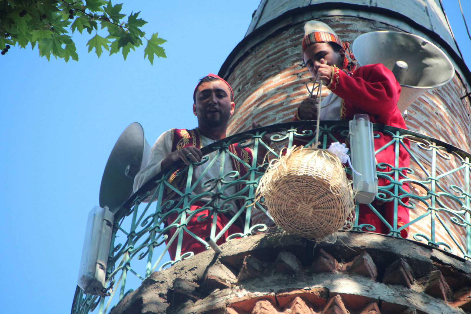 Osmanlı’dan gelen minare şerefesinden sepetle şeker sarkıtma geleneği sürüyor