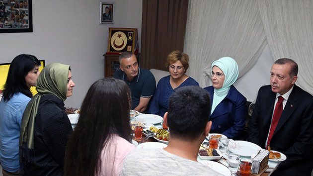Erdoğan 15 Temmuz şehidinin evinde iftar yaptı