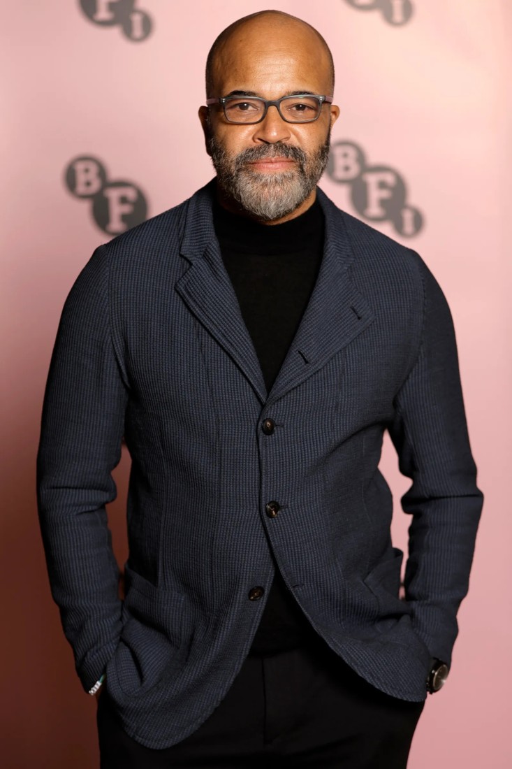 Jeffrey Wright yapısız bir ceketin içinde