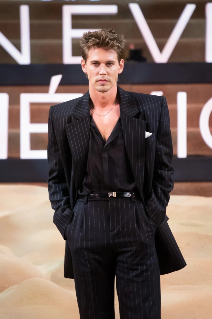 Austin Butler vatkalı omuzlara daha dramatik ve modaya uygun bir yorum getiriyor.