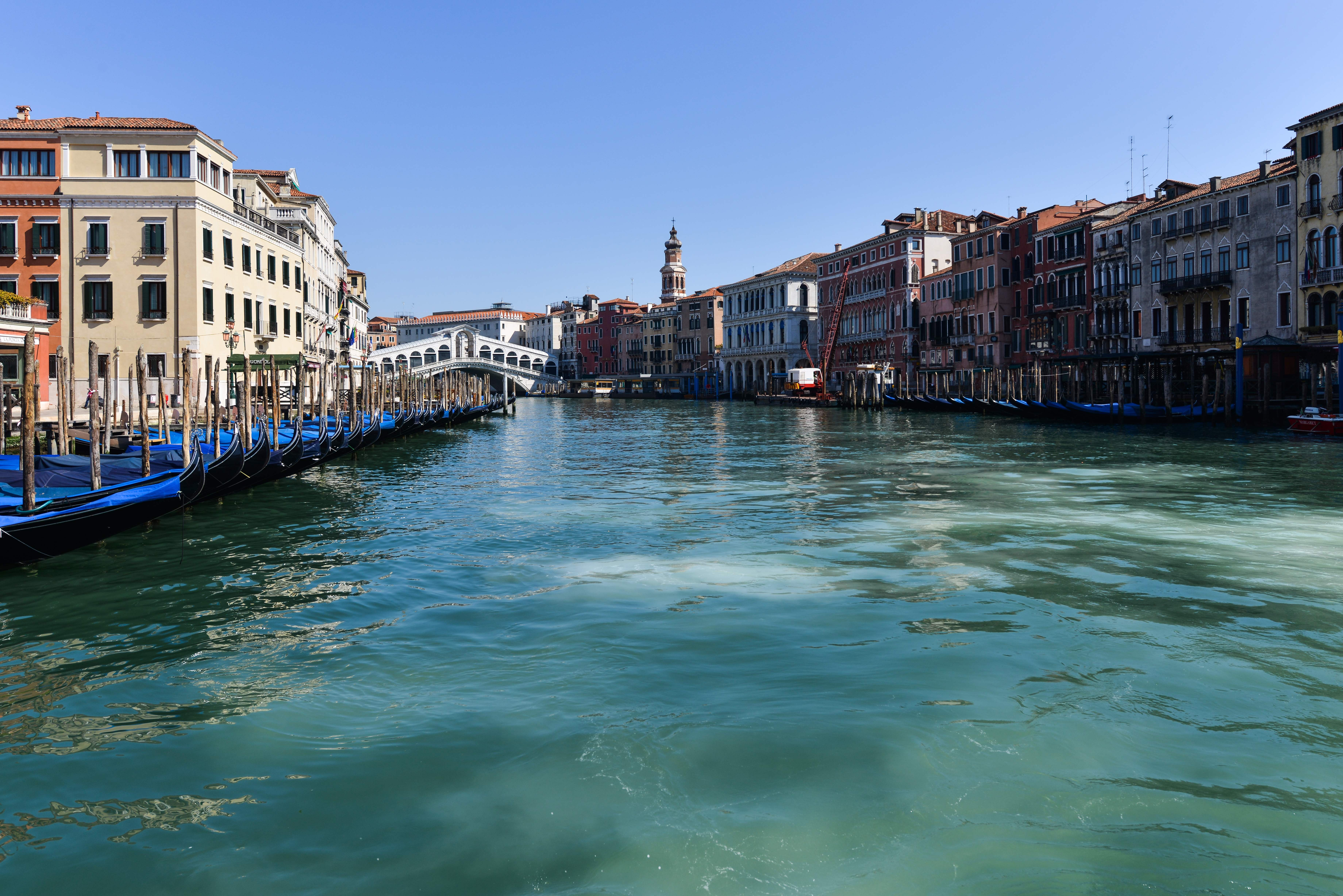 Удивительный город венеция. Италия каналы Венеции. Город на воде в Италии Венеция. Италия засуха Венеция. Бирюзовый канал, Венеция, Италия.