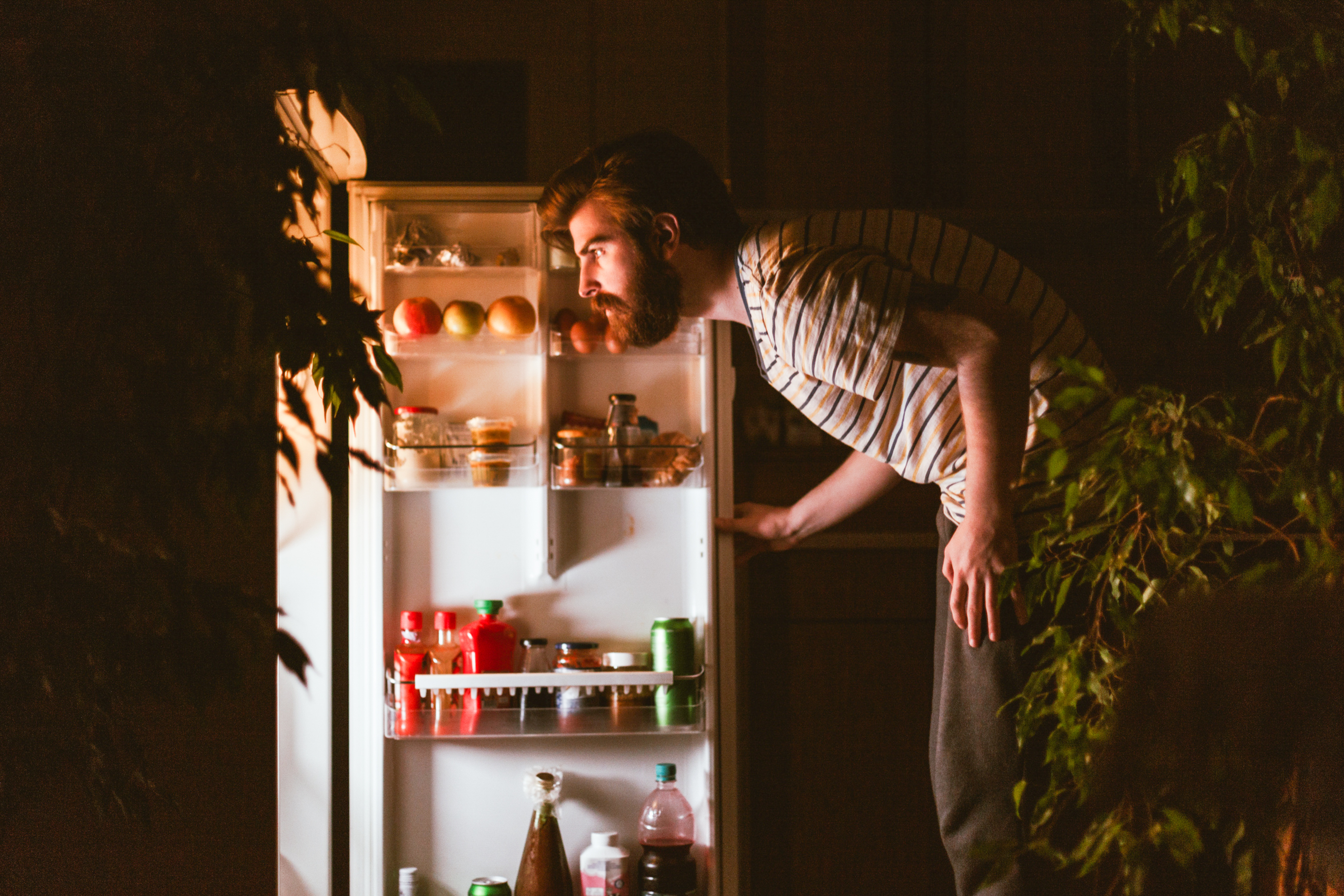 Почему ночью еда. Холодильник в темноте. Мужик ночью у холодильника. Человек в холодильнике. Открытый холодильник в темноте.