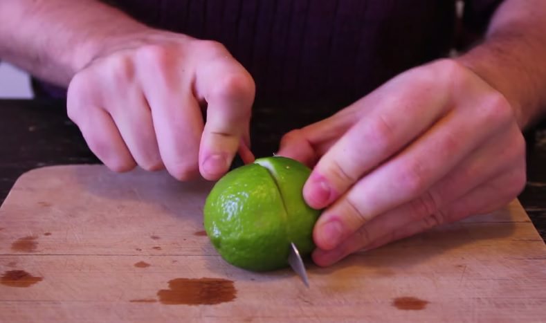 Bildiğiniz yöntemleri unutun: Limon aslında nasıl kesilir?
