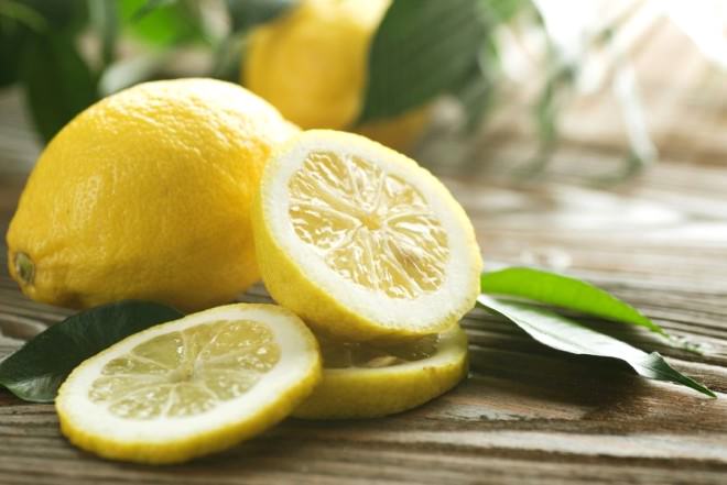 Limonu kesin ve içine tuz koyun...