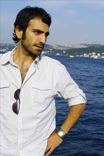 http://i.tmgrup.com.tr/tk/galeri/yasam/yasayan_en_seksi_50_turk_erkegi/bugra_gulsoy2_d.jpeg