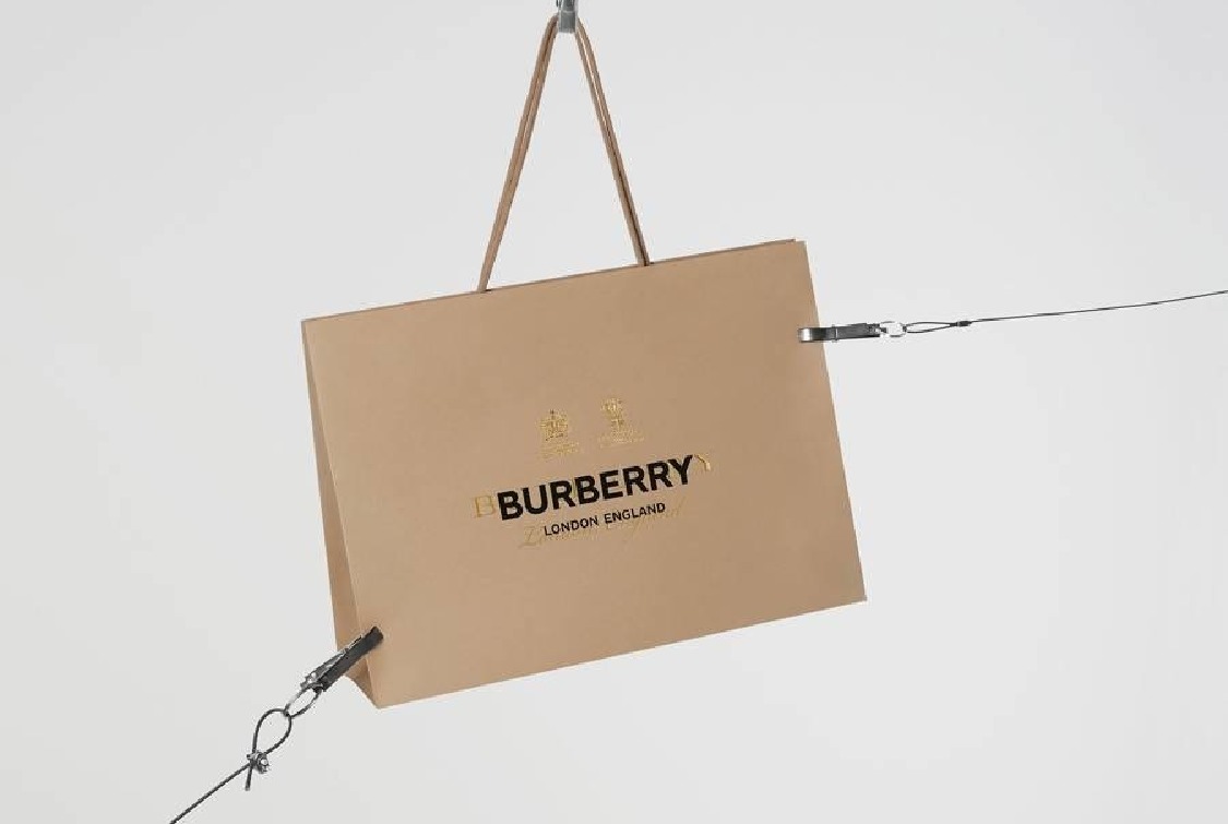 Burberry Nin Yeni Felsefesi Simdi Gor Hemen Al