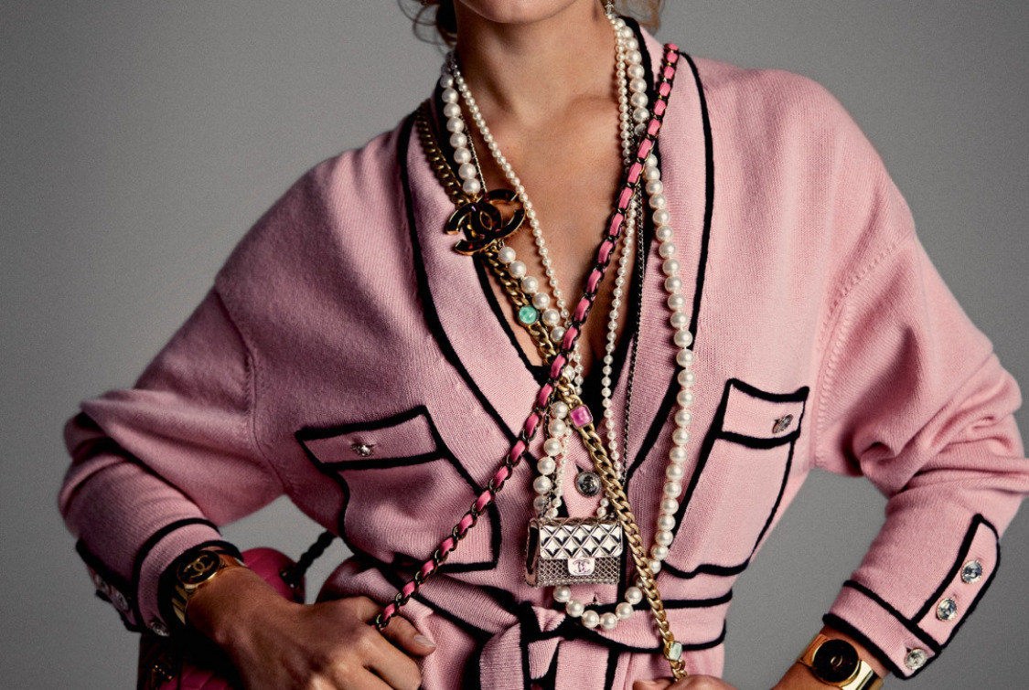Эмблема шанель на черном. Внешний аккумулятор для девочек. Chanel фирменный стиль. Chanel записи. Круизная коллекция шанель.