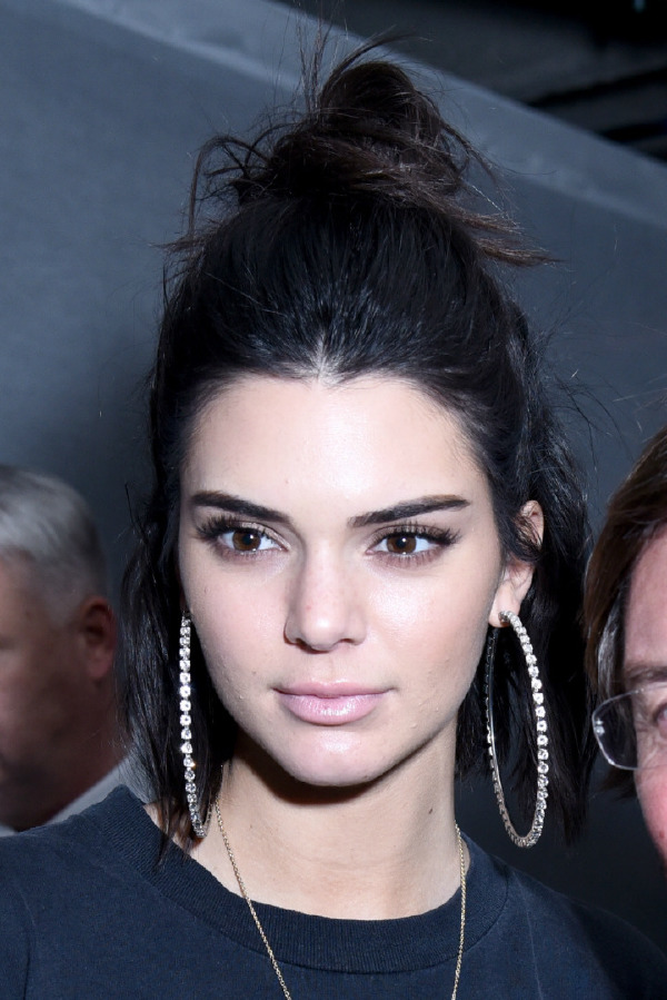 Kendall Jenner’ın Dağınık Topuzunun Sırrı
