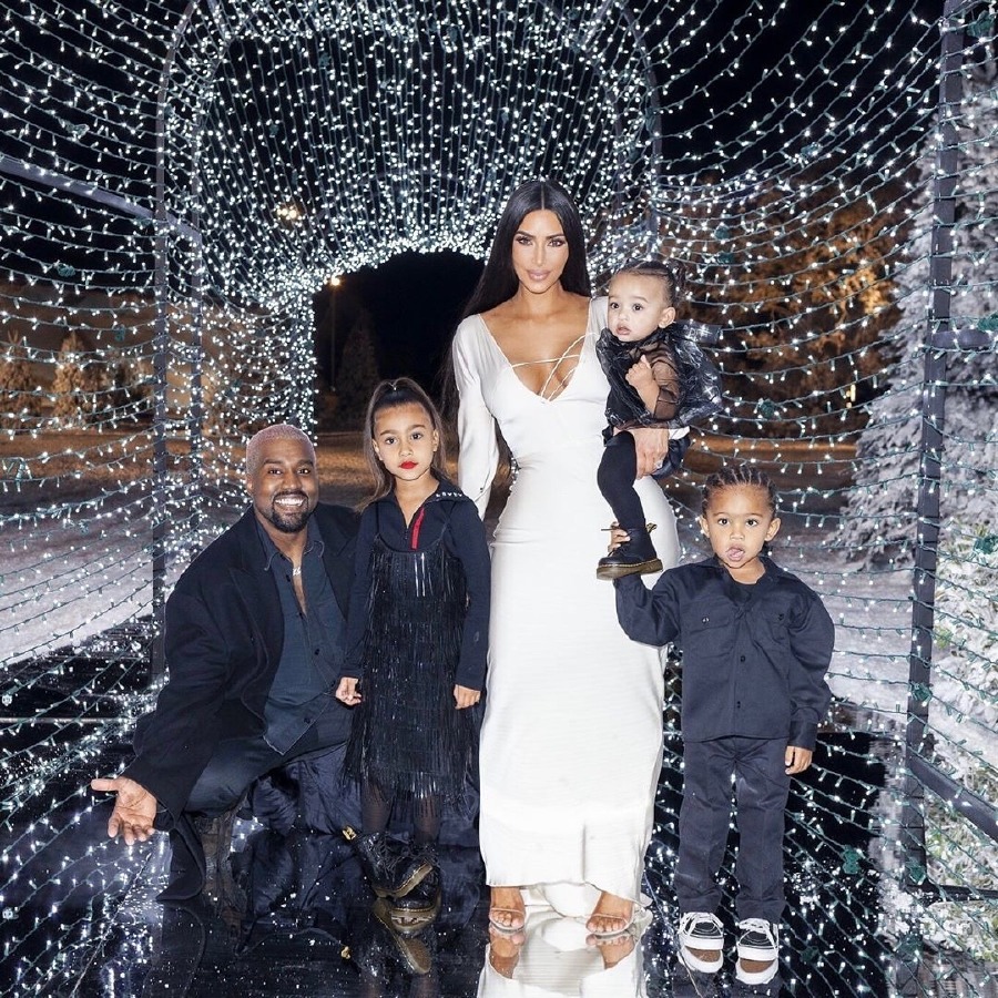 Kardashian West Ailesinin Renkli Yilbasi Fotografi