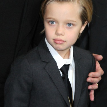 Angelina Jolie Cocuklariyla Kirmizi Halida