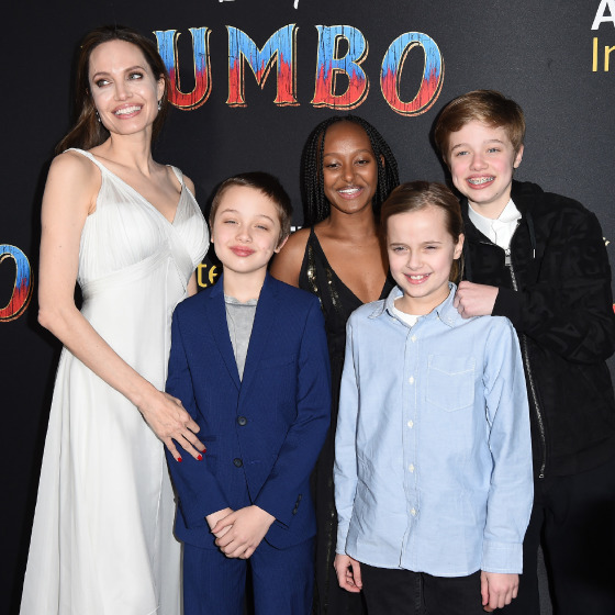 Angelina Jolie Cocuklariyla Kirmizi Halida