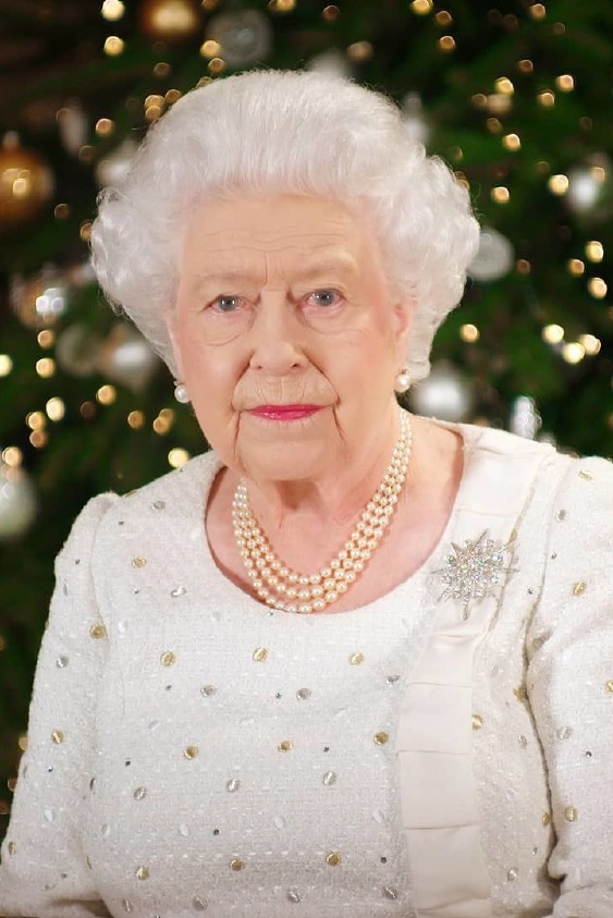 2019'un Rengi Living Coral, Kraliçe Elizabeth'in Üzerinde