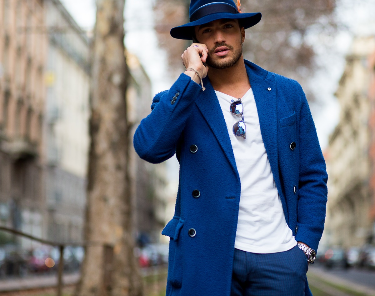 Мужчина в синем пальто
