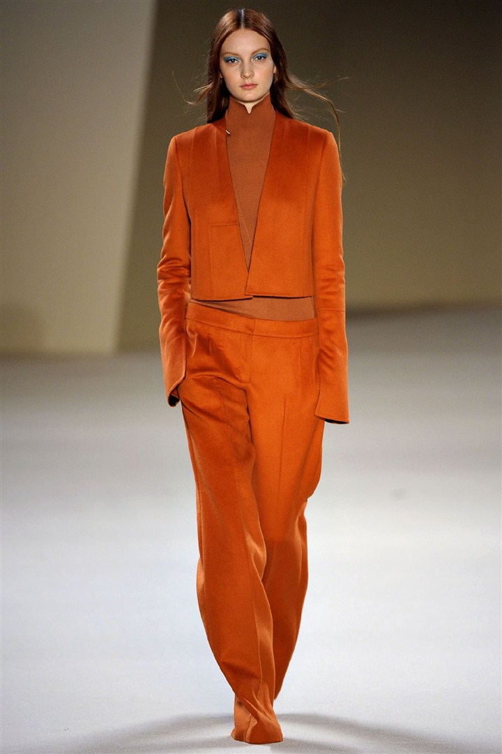 оранжевая одежда. яркие цвета в одежде. платье эрмес оранжевое. оранжевый цвет в одежде. показ одежды.