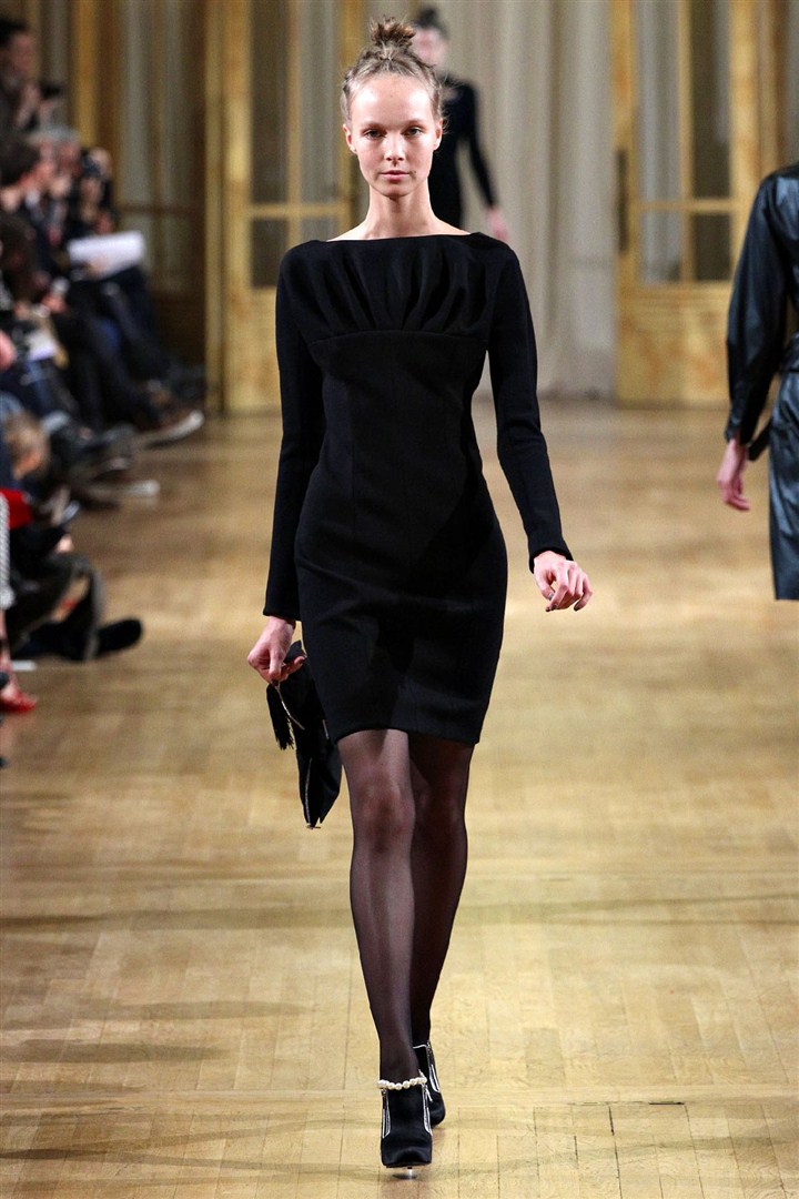 Черный подиум. Alexis Mabille платье черное. Черное платье на осень. Платье черное осеннее. Маленькое черное платье подиум.