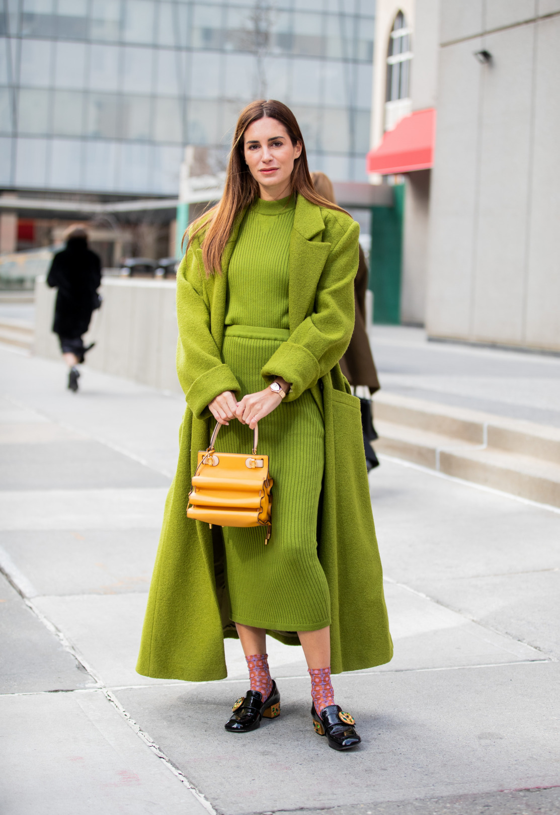Модные цвета пальто 2024. Зеленое пальто. Яркое пальто. Яркие осенние образы. Модное яркое пальто.