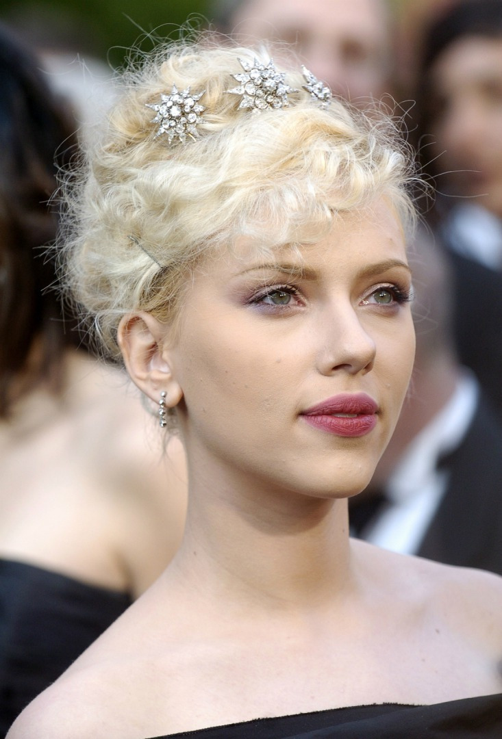 Scarlett Johansson'ın En Etkileyici 14 Saç ve Makyajı