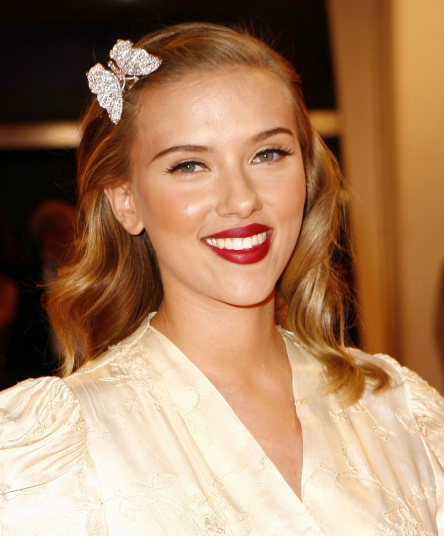 Scarlett Johansson'ın En Etkileyici 14 Saç ve Makyajı
