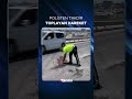 Kaza yerinde polisten takdir toplayan hareket! Yağ dökülen yola avuç avuç kum taşıdı